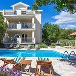 Front In Apartmán Pinezići
